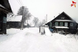 Деревня Кожино. Здесь люди для своих детей строят возле дома горки. Фото: Василий ХОДАРЕВ