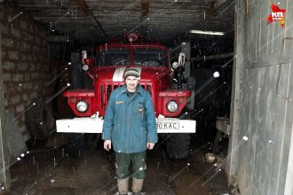 Командир 4-го отделения 57 пожарной части Юрий Белов и пожарная