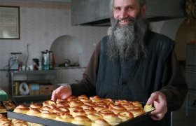 Монах Спаса Нерукотворного пустыни - булочки для поселенцев