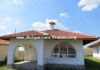 Недорого продается новый дом в деревне Черное море, в 10 км от приморского города Бургас.