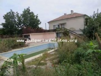 Очень выгодная сделка - продается отремонтированый дом с большим бассейном в селе Винарско, в 30 км от Бургаса.
