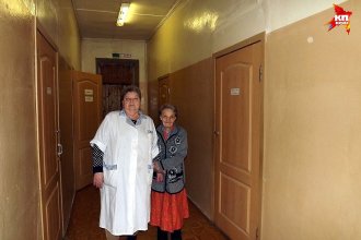 Последними близкими людьми в этой жизни у бабушек остаются медсестры, такие как заведующая отделением сестринского ухода Вера Львовна. Фото: Василий ХОДАРЕВ