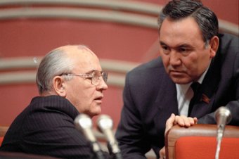 «Вот если посмотреть документы, которые появляются по поводу последних заседаний, которые вели Горбачев, а за ним Ельцин... Назарбаев один сражался за сохранение СССР, но они наплевали на него»